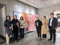 为女教职工们预备了满载祝愿的暖心贺卡以及精